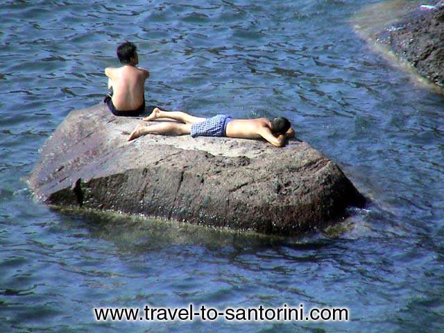 SUNBATHING ON A ROCK - An island for two with great view to Red beach.