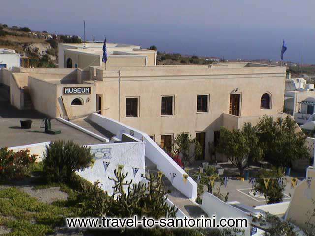 External view - Front view of Folklore museum in Fira
