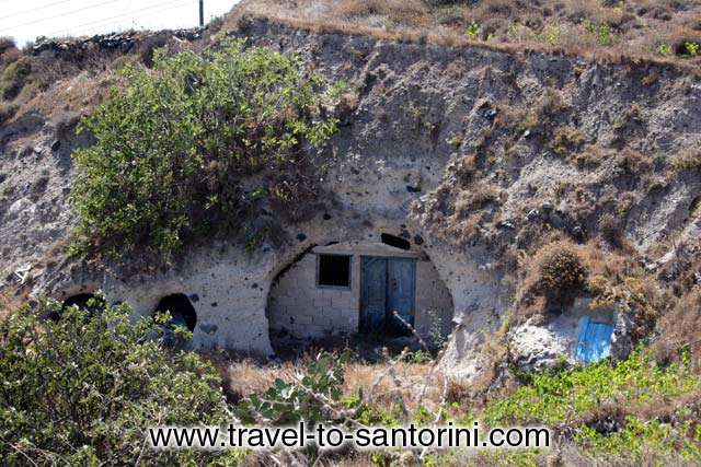 YPOSKAFO - Yposkafo is a curved house, the default way of building in Santorini of the past centuries,<br> when people had to protect themselves from the volcano, the wind and the sun.