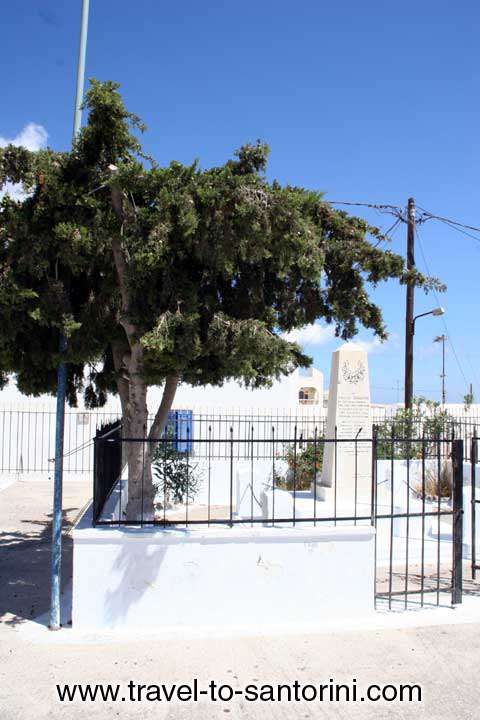 MONUMENT - Monument if Vourvoulos square in the memory of the execution<br> of several men from the German ocupation forces on 29th April 1944