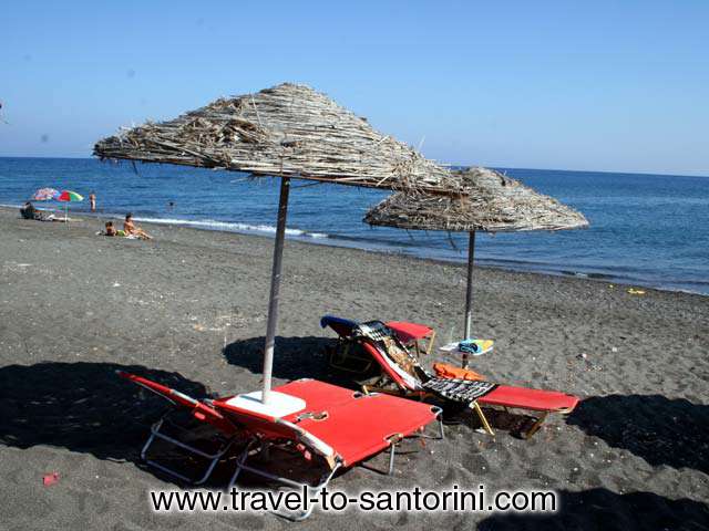 Perivolos umbrellas and sunbeds - Have a coffee or a drink while swimming. A great part of Perivolos beach is organised with umbrellas. by Ioannis Matrozos