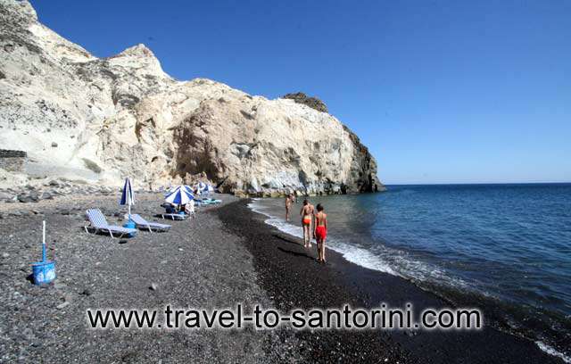 MESSA PIGADIA - There are some umbrellas at the end of the beach to the left. This is the spot where the small boats from Akrotiri arrive.