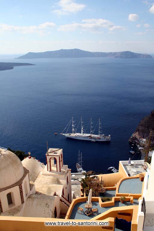 Luxury sailing boat - View of a luxury cruise boat in Gialos Fira Santorini