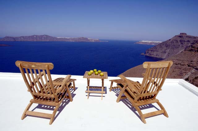 Caldera view from Athina Repose Suites. Thirassia on the left, Oia and Skaros on the right CLICK TO ENLARGE