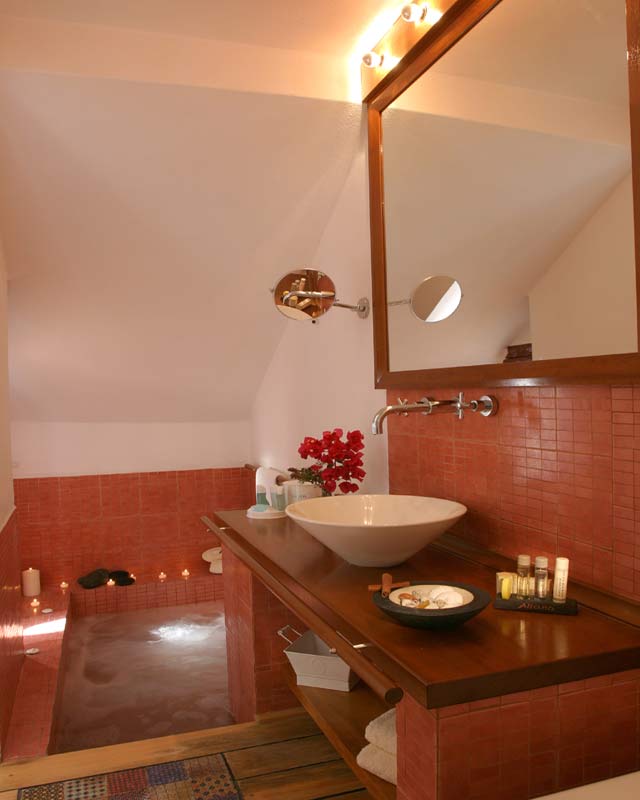 VIEW OF THE BATHROOM. CLICK TO ENLARGE