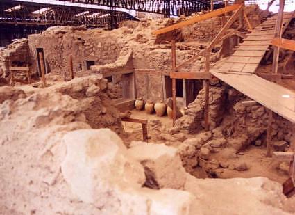 By 31 December, possibly earlier, the shelter of prehistoric Akrotiri site would be restored, while the May 31, 2011 the project will be complete delivered to archaeologists in order to organize the space to be opened to the public. The episode of the fall of a roofs section, which among others kill...