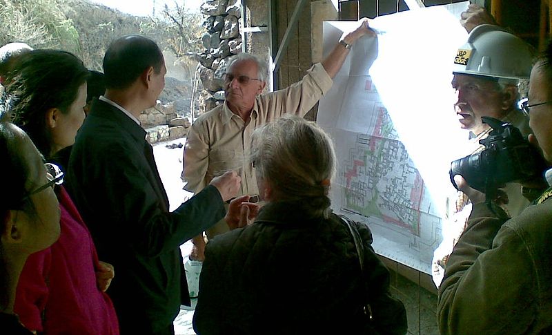 Christos Doumas, professor of prehistoric archaeology at the University of Athens and director of excavations at Akrotiri, Santorini shows the site to the Chinese ambassador to Greece, Luo Linquan on 09.10.2010.